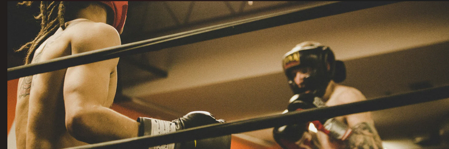 Information about the sizes, material, and closure of boxing gloves.