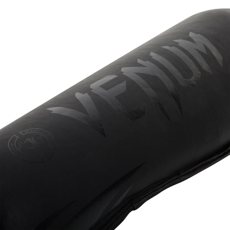 Venum Kickboxing Set Boxing Glove Elite Black/Black + Shin Guard Challenger Black/Black